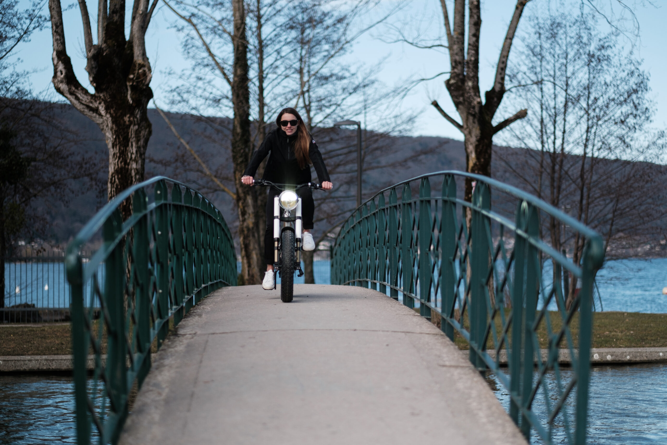 Test du Heritage Heroes Touring sur les bords du lac d’Annecy, vélo électrique sans transmission mécanique