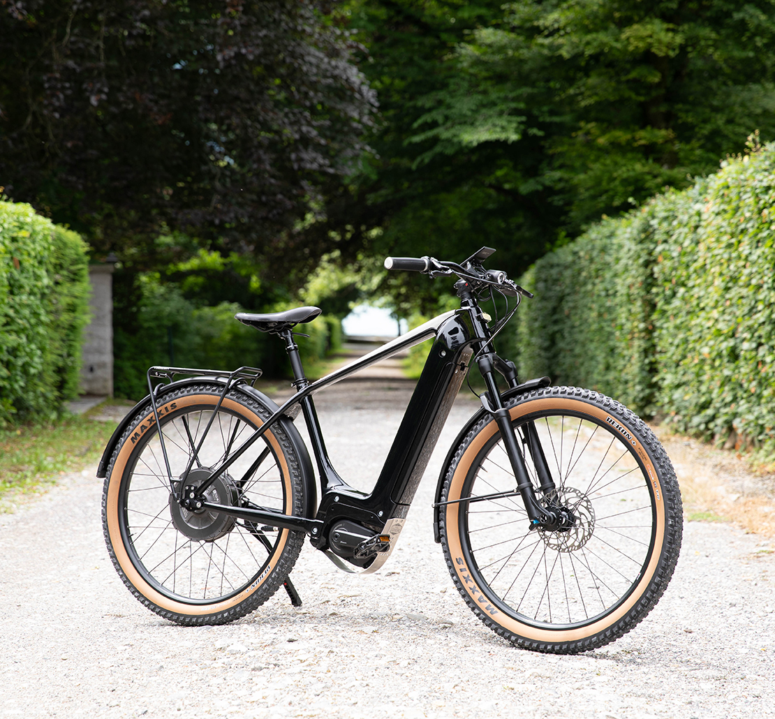 Heritage Style Touring vélo électrique urbain cadre carbone en parc urbain