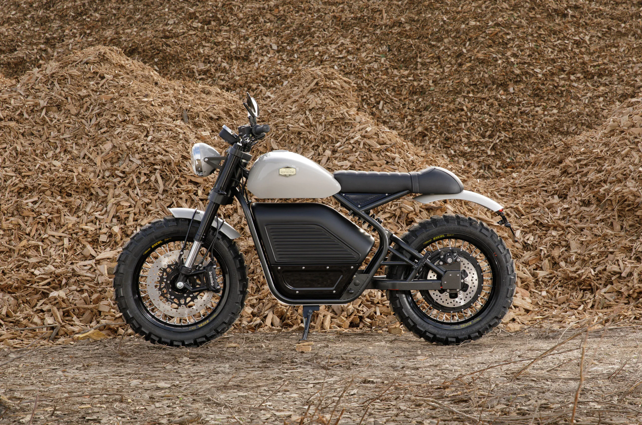 Vue de coté de la moto électrique Heritage Spirit Scrambler