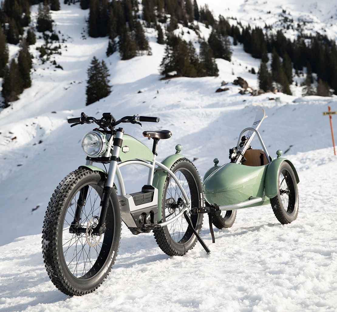 Heritage Origine avec Heritage Side transportant des skis sur la neige à La Clusaz