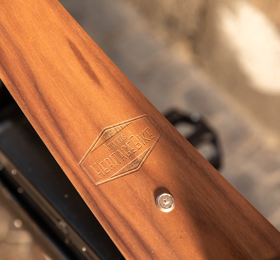 Détail de la planche en bois du Heritage Heroes Touring, fabriquée en France par les Ateliers HeritageBike