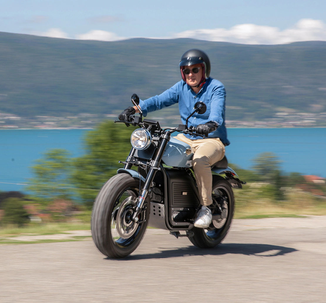 Heritage Spirit Scrambler, la moto électrique fabriquée en France accessible avec le permis B.