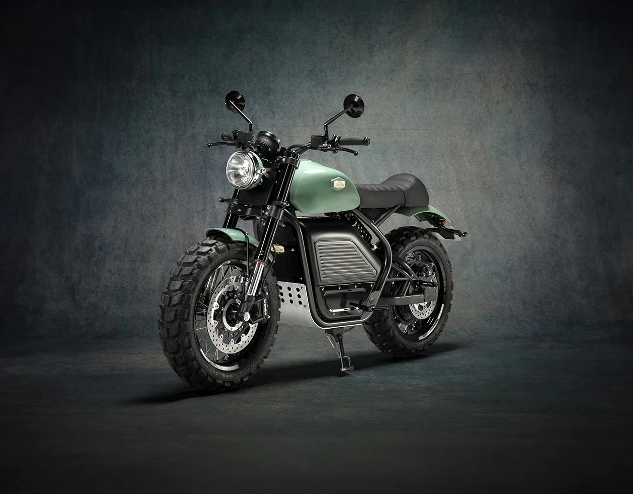 Photo studio de la moto électrique française Heritage Spirit Scrambler, équivalent 125cc au design néo-rétro, fabriquée artisanalement dans les Ateliers HeritageBike à Annecy