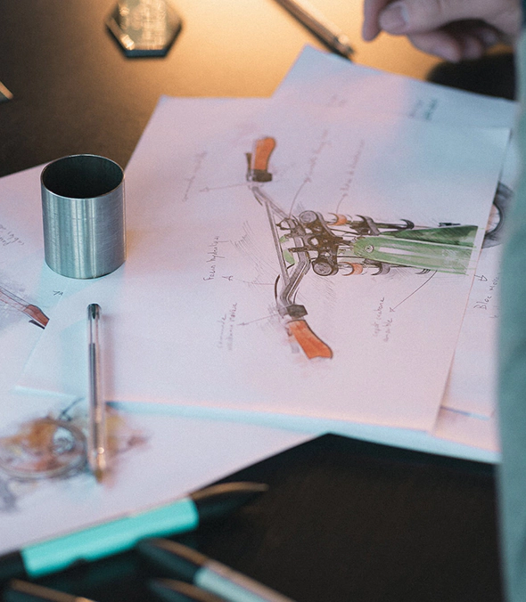 Ateliers HeritageBike commence en 2018 par un geste simple : un coup de crayon sur le papier. ADN des Ateliers HeritageBike