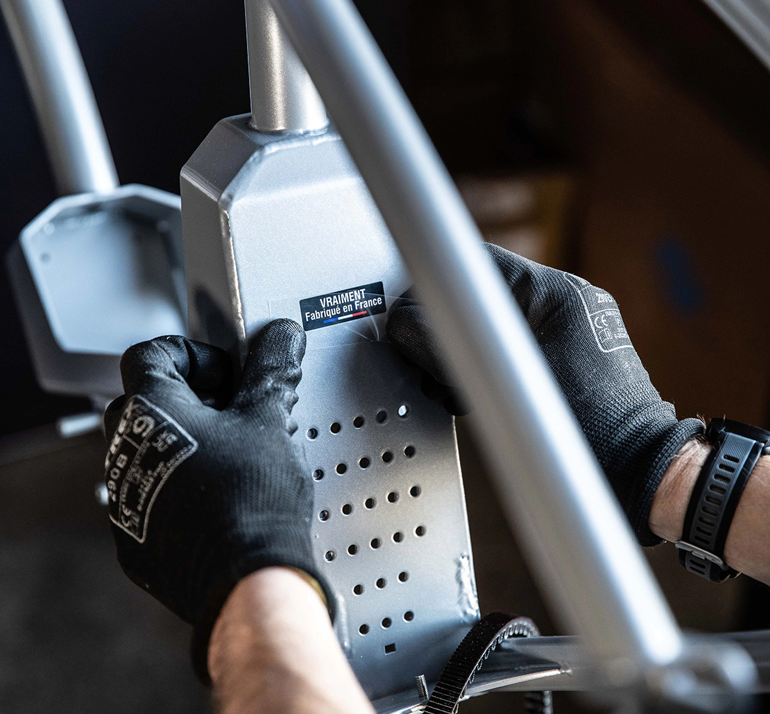 Assemblage d’un vélo Ateliers HeritageBike dans notre atelier d’Annecy – modèle vraiment fabriqué en France.