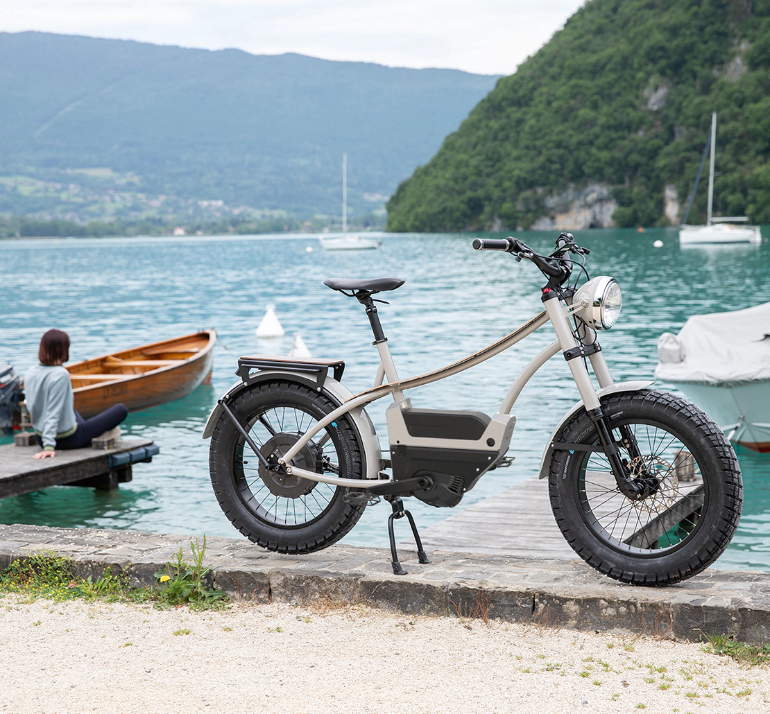 Heritage Heroes Touring au bord du lac d’Annecy, vélo électrique sans transmission mécanique