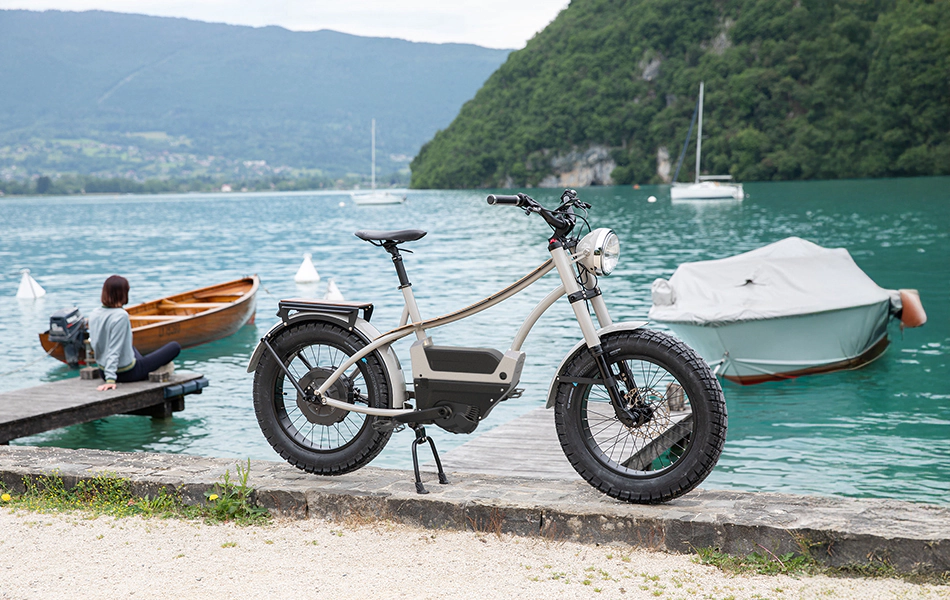 Heritage Heroes Touring équipé du PERS (Système vélo électrique sans chaîne) au bord du lac d'Annecy